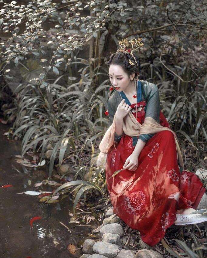 齊胸繡花襦裙對(duì)襟漢服，刺繡紅色印花漢服圖片