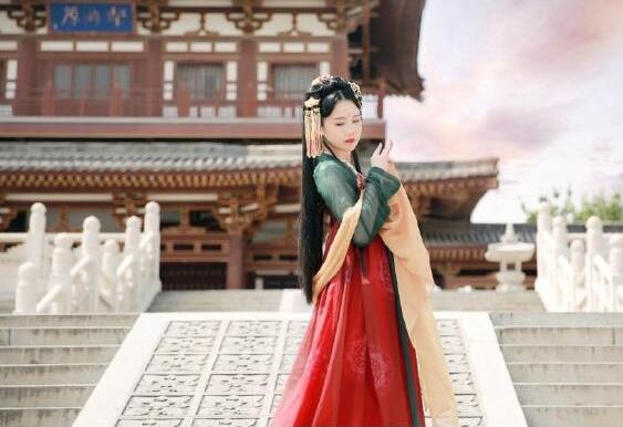 齊胸繡花襦裙對(duì)襟漢服，刺繡紅色印花漢服圖片