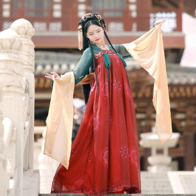 齊胸繡花襦裙對(duì)襟漢服，刺繡紅色印花漢服圖片