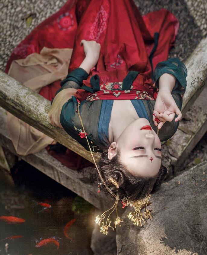 齊胸繡花襦裙對(duì)襟漢服，刺繡紅色印花漢服圖片