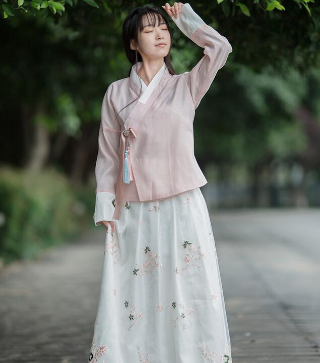 復(fù)古漢元素繡花漢服，交領(lǐng)漢服美女圖片