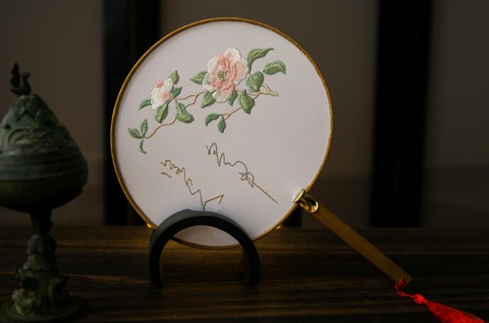 三款國色芳華刺繡團(tuán)扇，周邊流蘇古典扇子