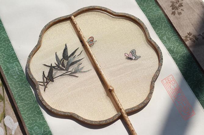 夢(mèng)蝶緙絲團(tuán)扇，梅鹿竹宮扇團(tuán)扇