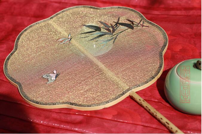 夢(mèng)蝶緙絲團(tuán)扇，梅鹿竹宮扇團(tuán)扇