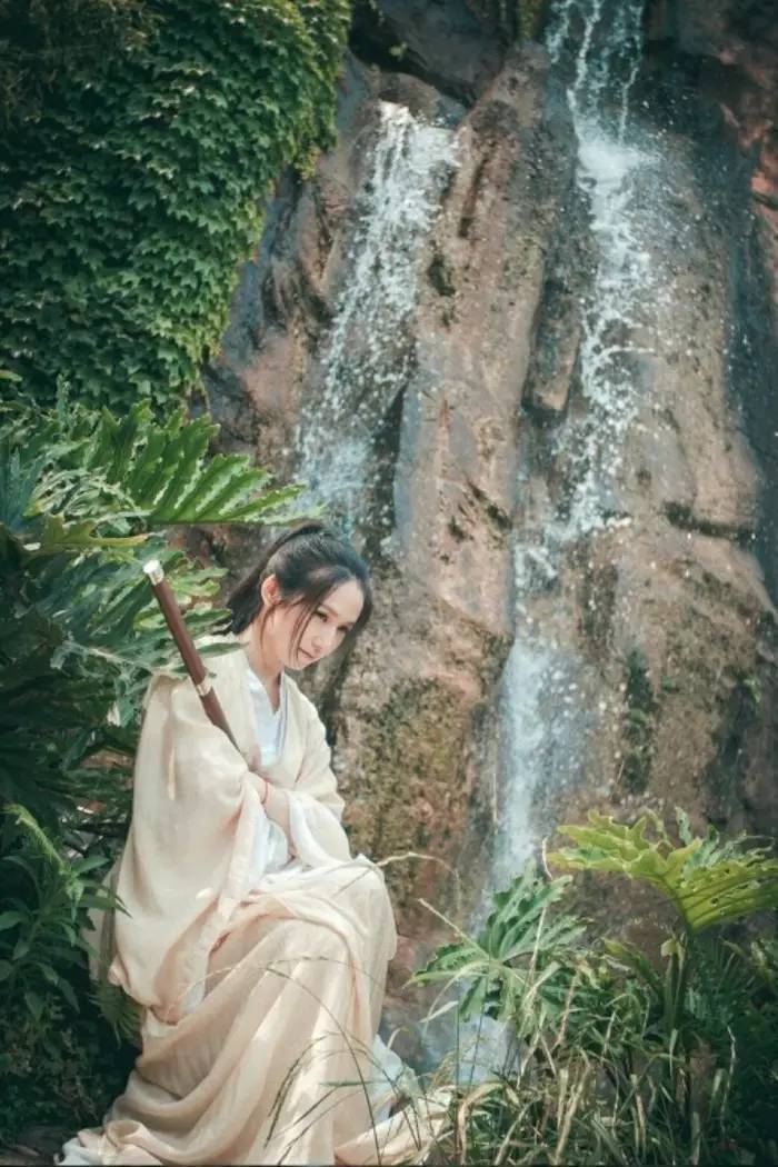 華裳佳人，著漢服踏春而行