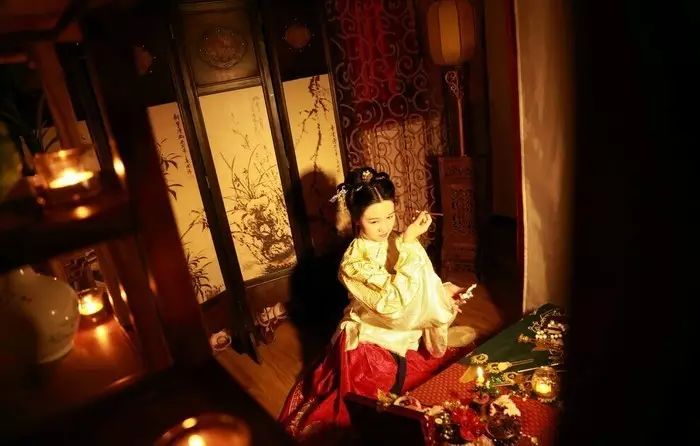 華裳佳人，著漢服踏春而行