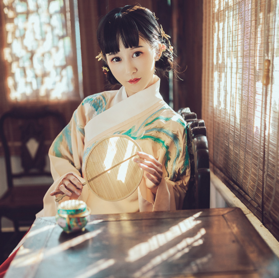 交領(lǐng)襖裙?jié)h服，改良琵琶袖馬面裙