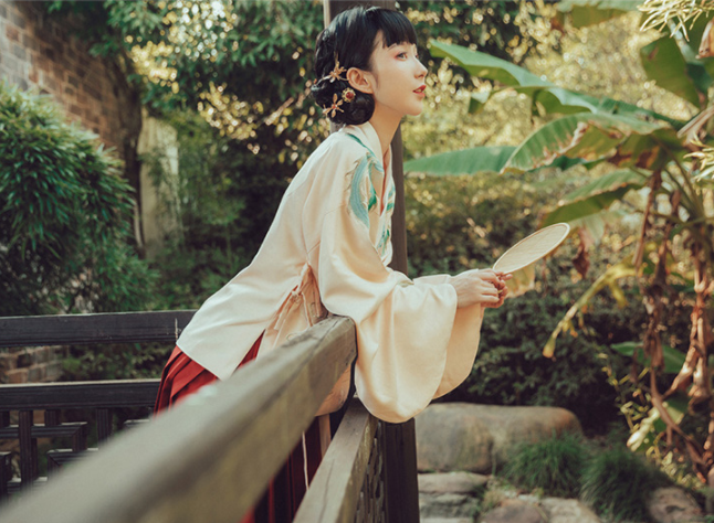 交領(lǐng)襖裙?jié)h服，改良琵琶袖馬面裙