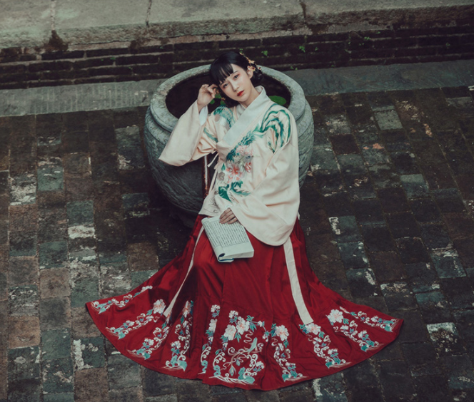 交領(lǐng)襖裙?jié)h服，改良琵琶袖馬面裙