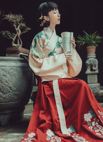 交領(lǐng)襖裙?jié)h服，改良琵琶袖馬面裙