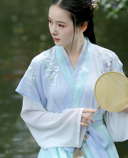 淺交領(lǐng)半臂雙鶴刺繡，改良漢服襦裙