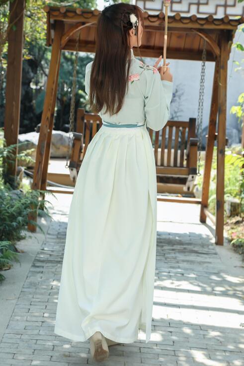 原創(chuàng)漢服清新仙女古裝，荷花刺繡齊胸襦裙