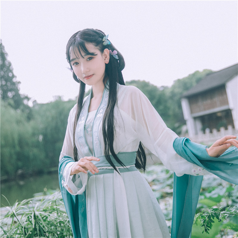 三款魏晉風(fēng)優(yōu)雅漢服，配上清新脫俗的你