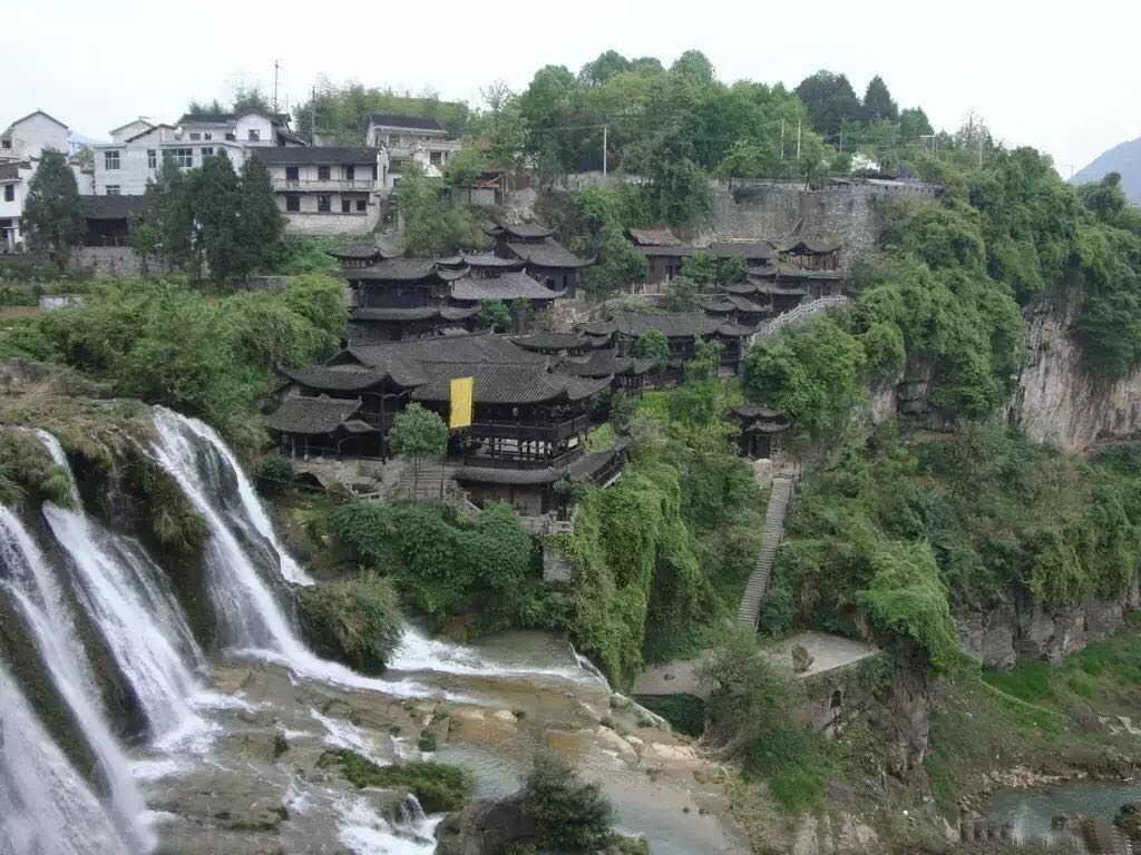 一座掛在瀑布上的古鎮(zhèn)，水靈地靈芙蓉鎮(zhèn)