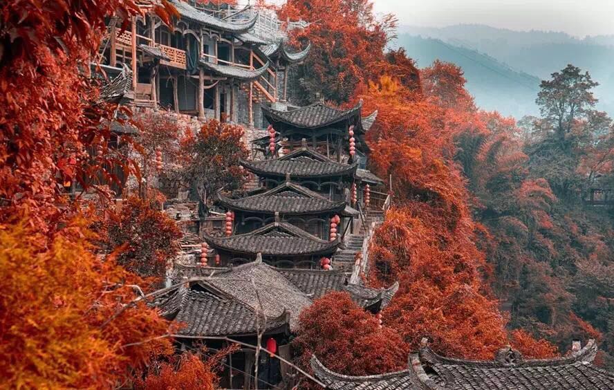 一座掛在瀑布上的古鎮(zhèn)，水靈地靈芙蓉鎮(zhèn)