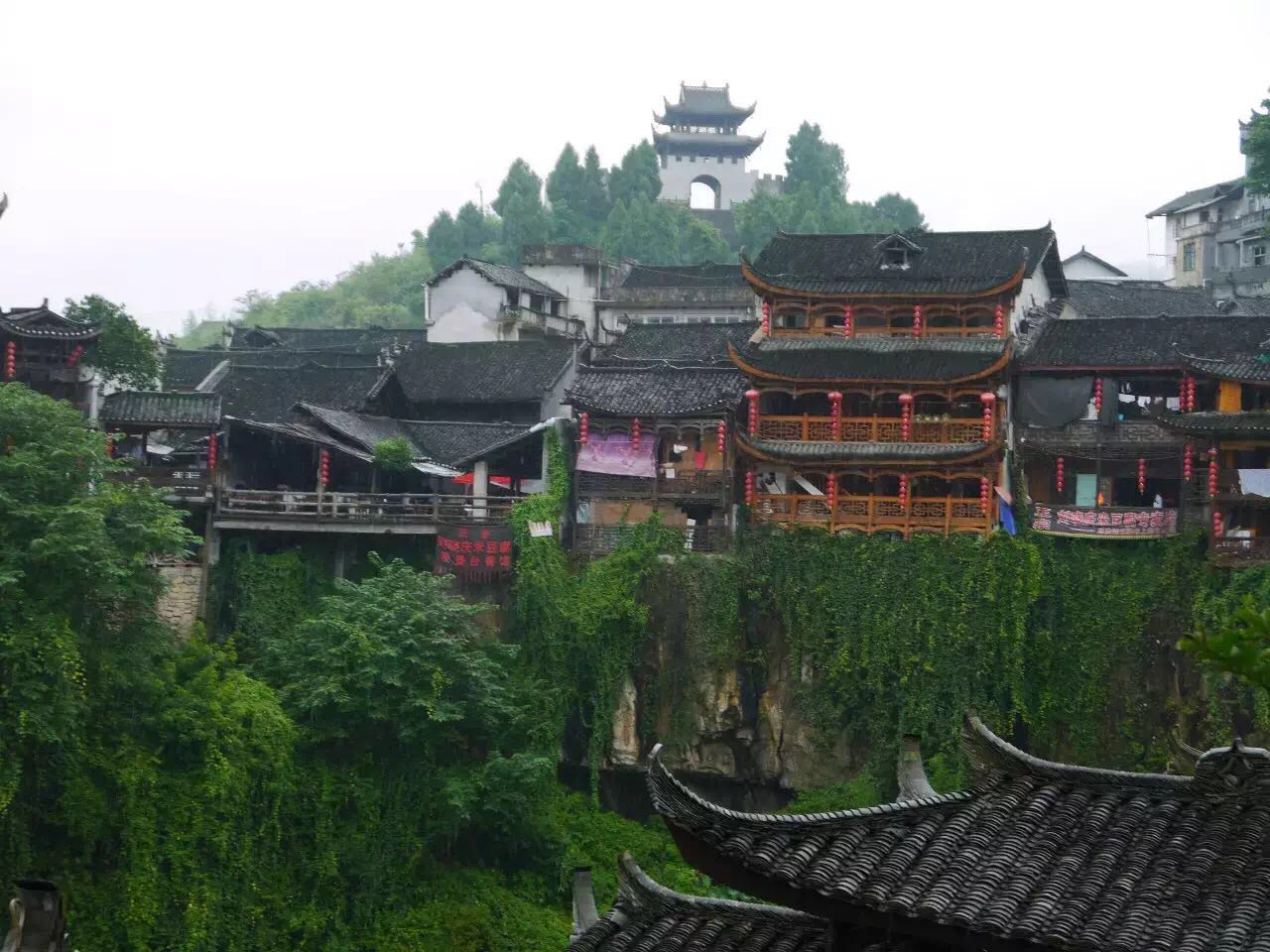 一座掛在瀑布上的古鎮(zhèn)，水靈地靈芙蓉鎮(zhèn)