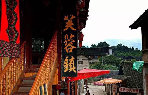 一座掛在瀑布上的古鎮(zhèn)，水靈地靈芙蓉鎮(zhèn)