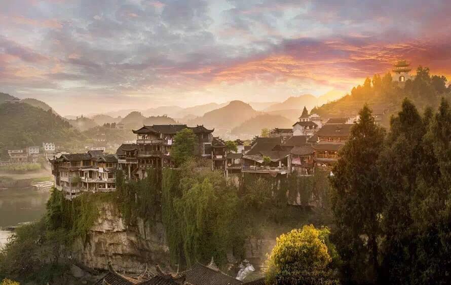 一座掛在瀑布上的古鎮(zhèn)，水靈地靈芙蓉鎮(zhèn)