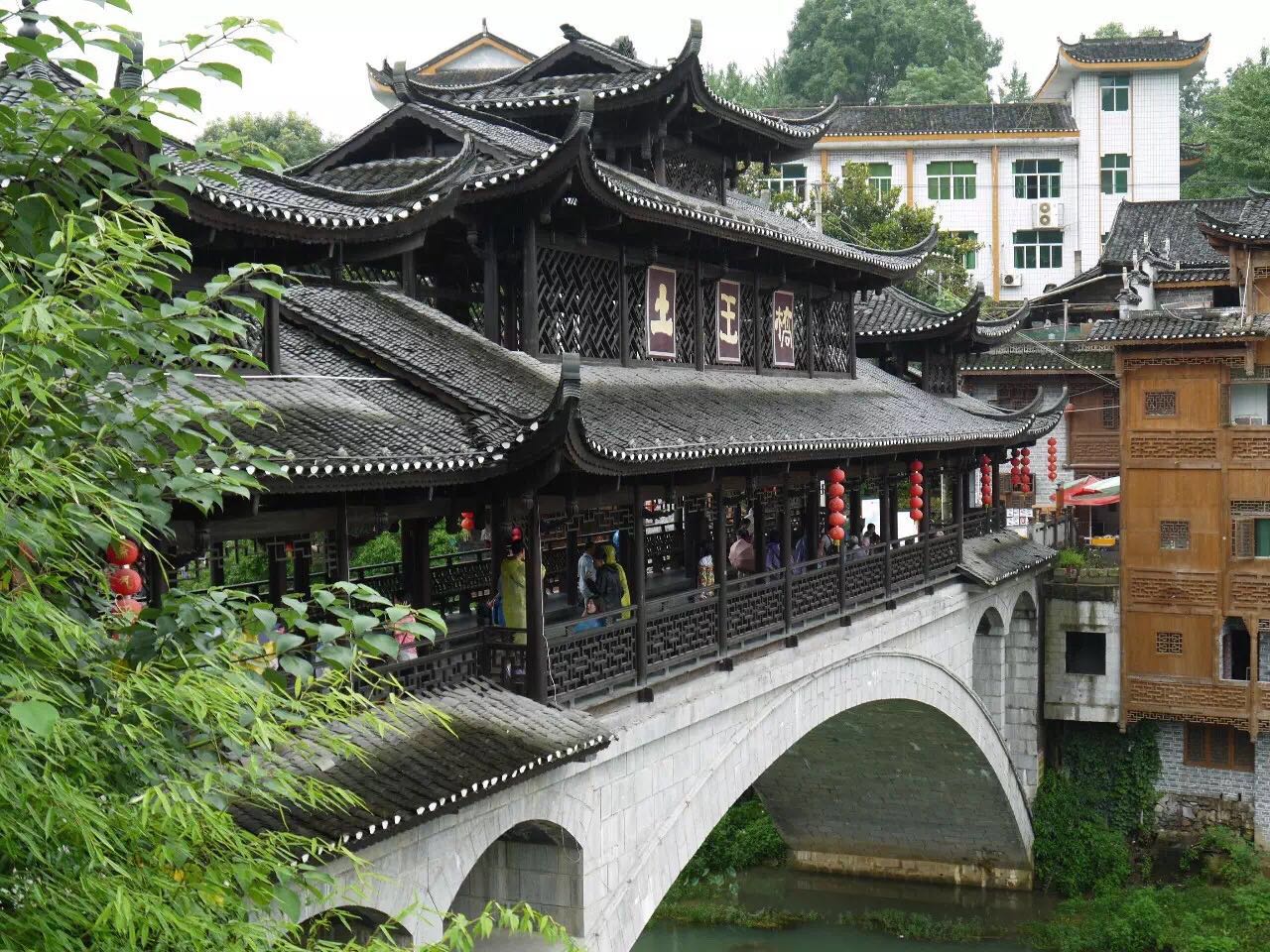 一座掛在瀑布上的古鎮(zhèn)，水靈地靈芙蓉鎮(zhèn)