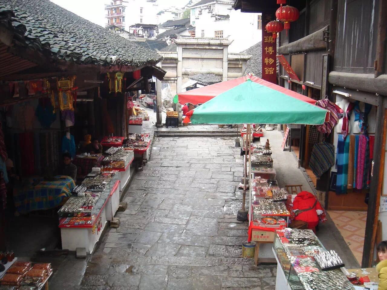 一座掛在瀑布上的古鎮(zhèn)，水靈地靈芙蓉鎮(zhèn)