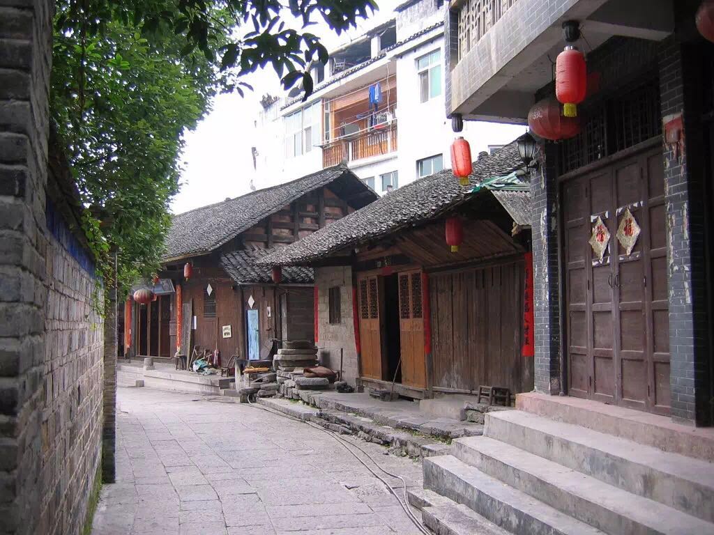 一座掛在瀑布上的古鎮(zhèn)，水靈地靈芙蓉鎮(zhèn)