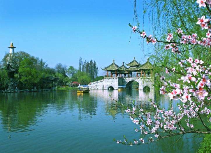 踏青尋色，春風(fēng)十里不如你