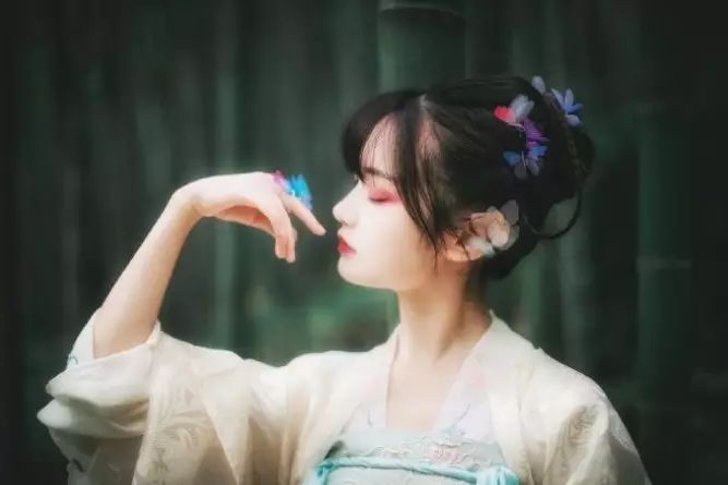 古裝攝影，山際見來煙，竹中窺落日