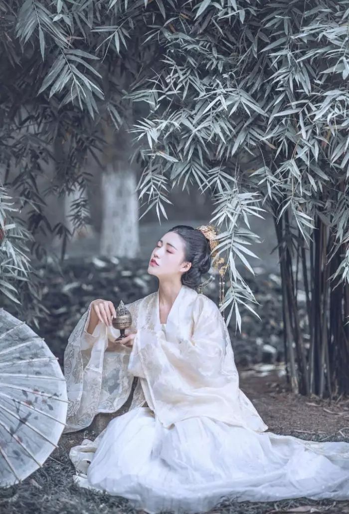 古裝攝影，山際見(jiàn)來(lái)煙，竹中窺落日