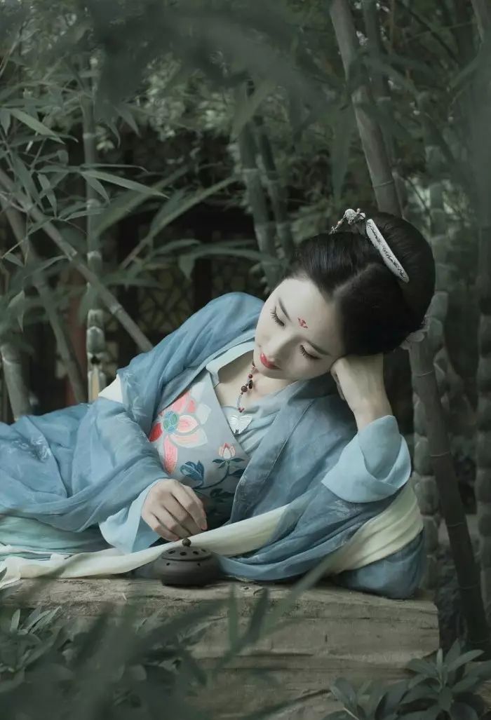 古裝攝影，山際見(jiàn)來(lái)煙，竹中窺落日