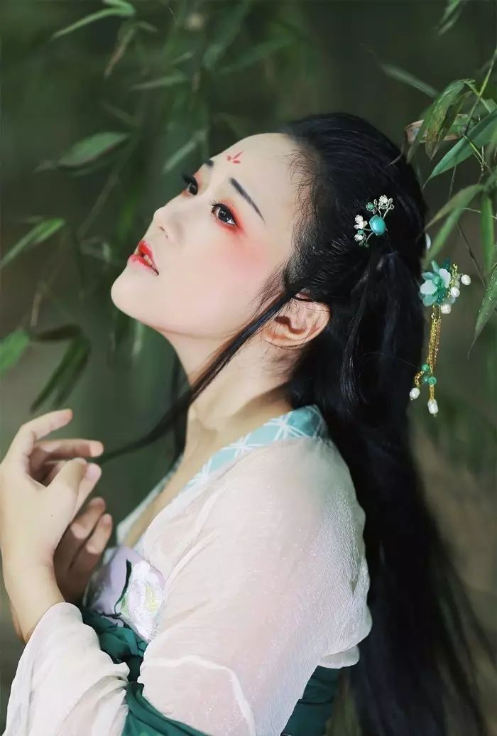 古裝攝影，山際見(jiàn)來(lái)煙，竹中窺落日