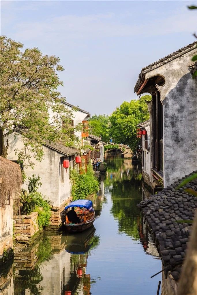 古鎮(zhèn)最美季節(jié)，你就是畫(huà)中人