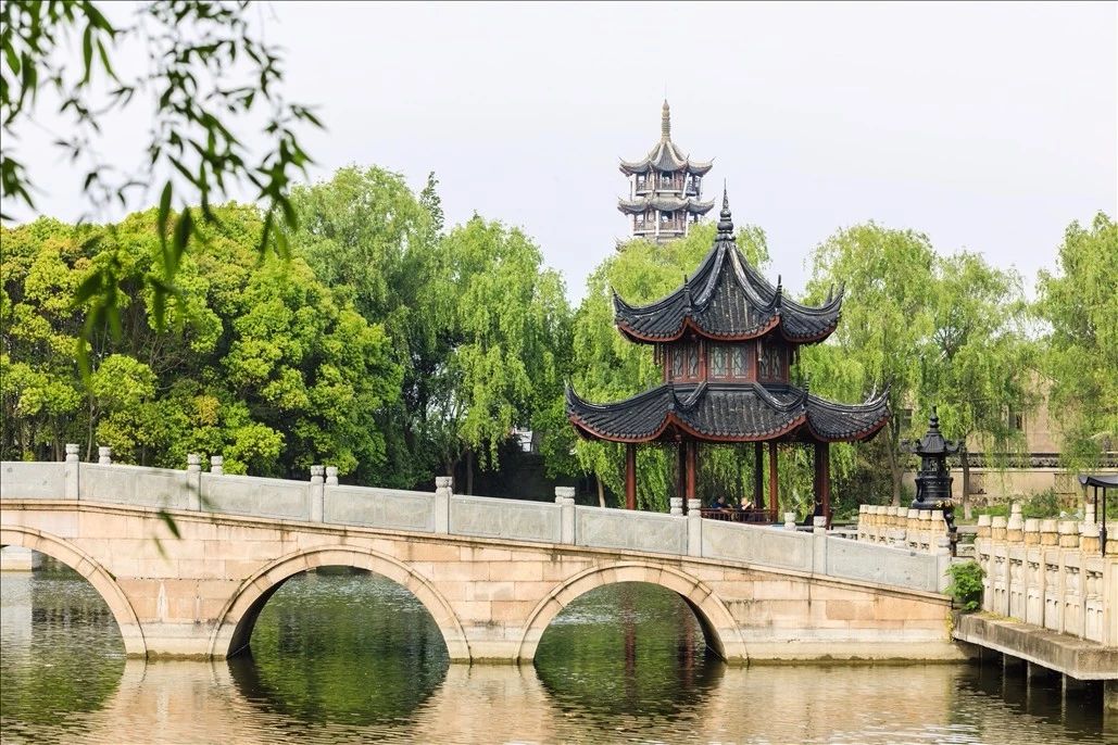 古鎮(zhèn)最美季節(jié)，你就是畫(huà)中人