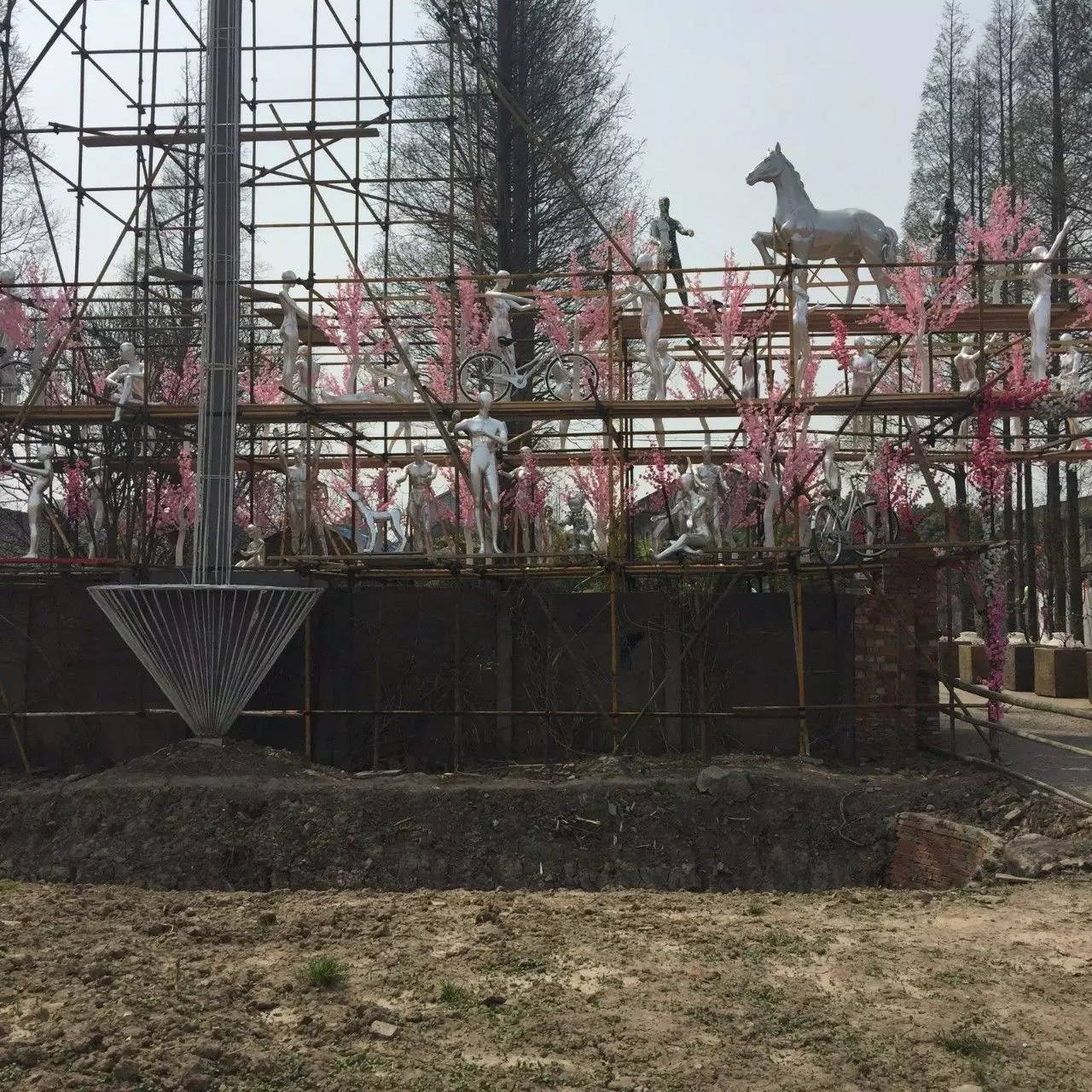 古鎮(zhèn)之外的新場，或許更有新意