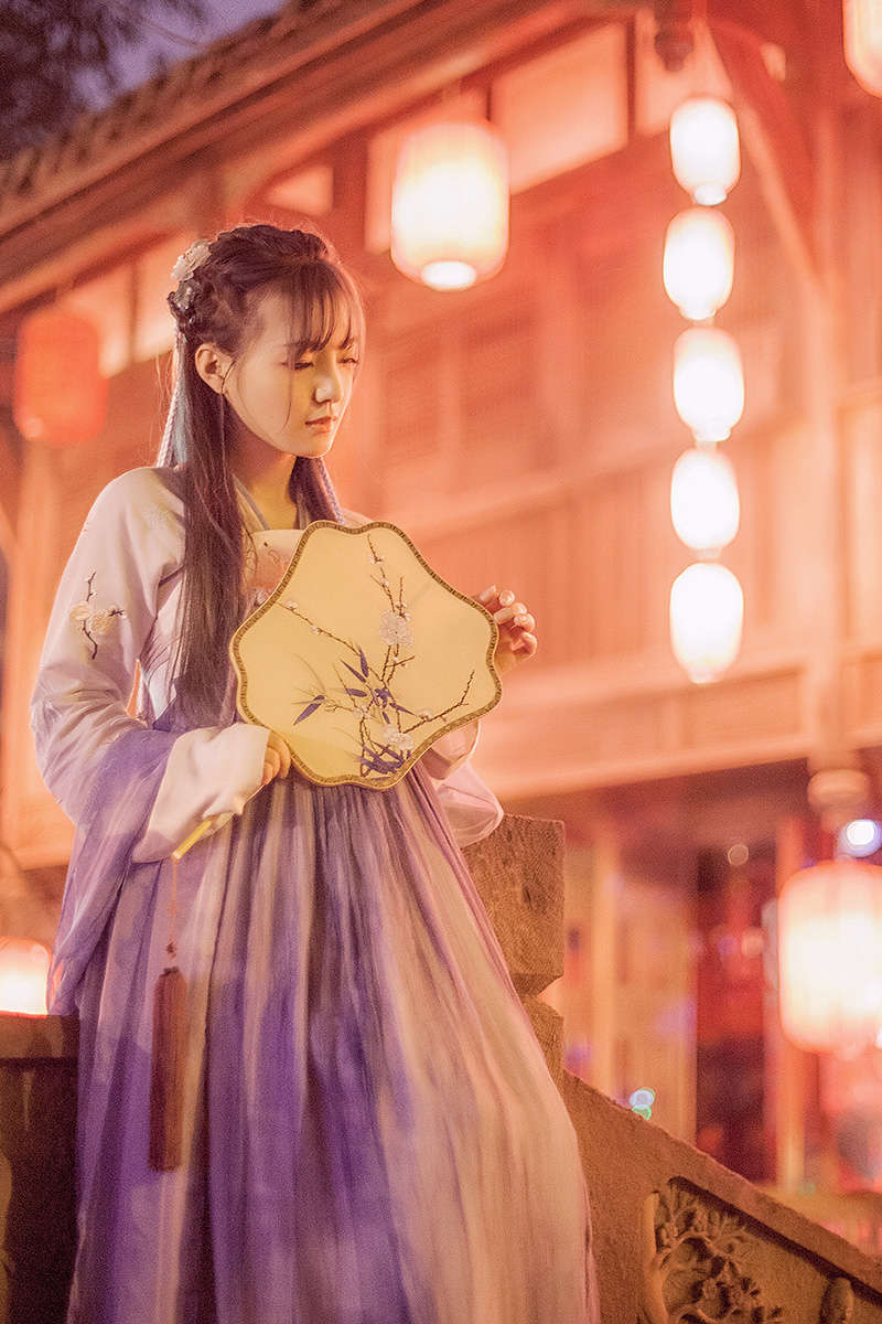 齊胸古風(fēng)繡花裙?jié)h服，清新淡雅漢服圖片