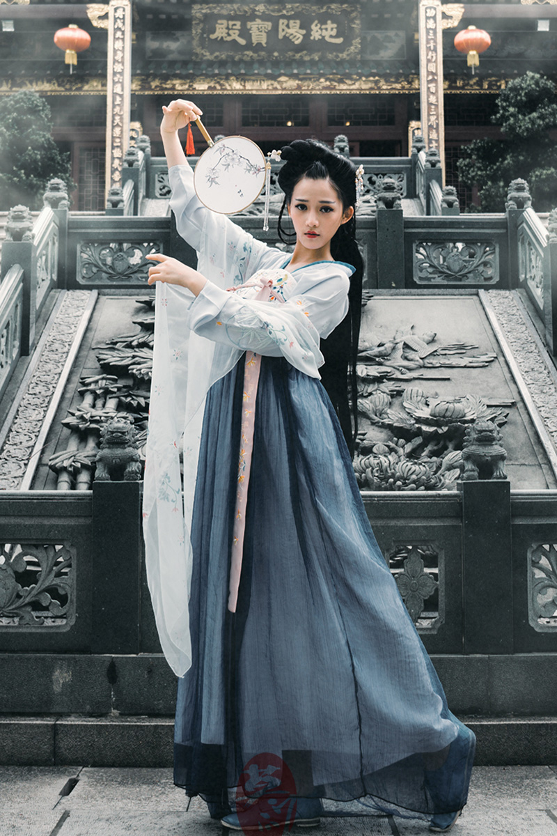 齊胸古風(fēng)繡花裙?jié)h服，清新淡雅漢服圖片