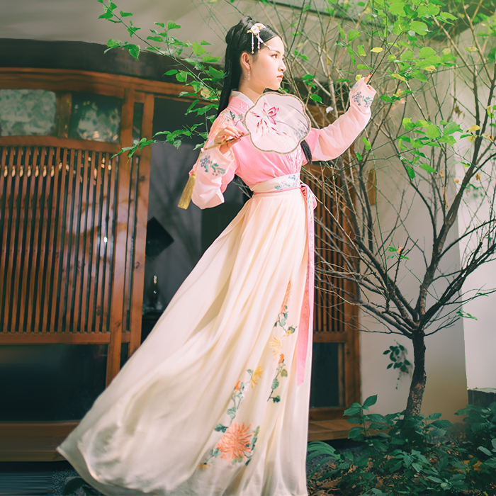 淺色交領(lǐng)半臂漢服，清風(fēng)拂面若縹緲如仙漢服