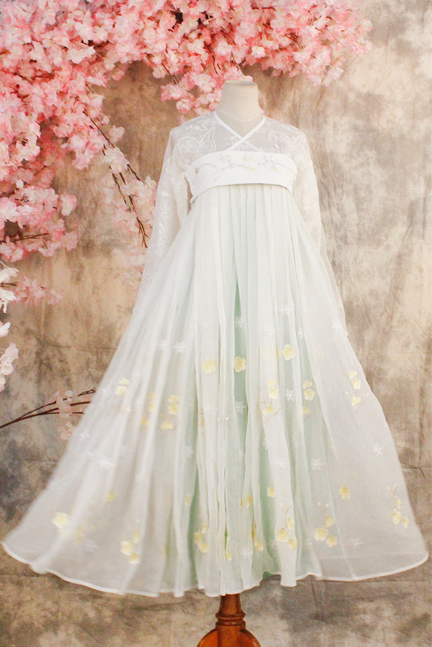 精美繡花漢服，端莊大氣漢服