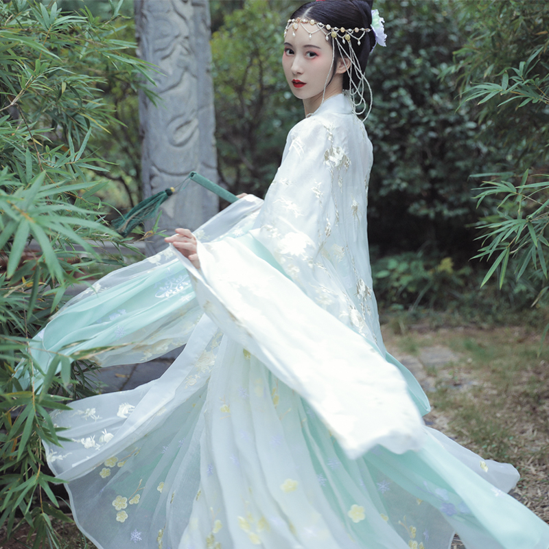 精美繡花漢服，端莊大氣漢服