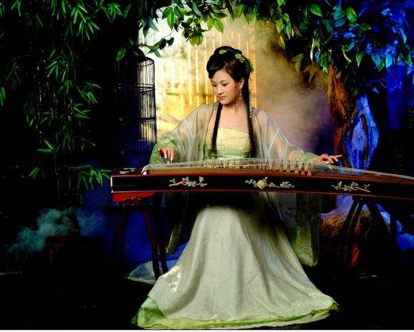 古色古香的古箏美女，靜靜傾聽古箏樂器語