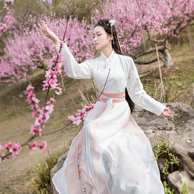 仙女縹緲漢服，且看韶華傾負