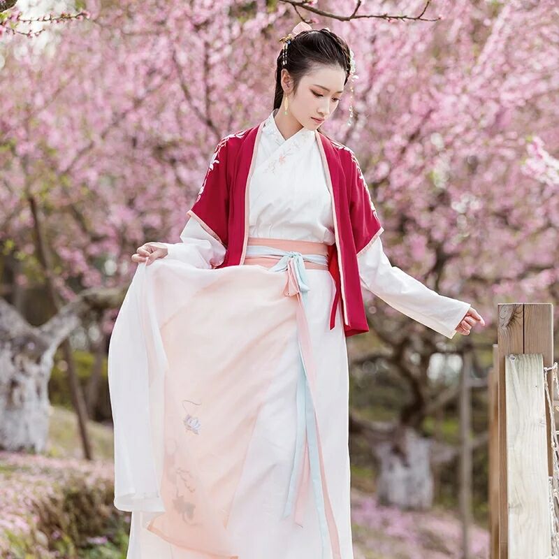 仙女縹緲漢服，且看韶華傾負