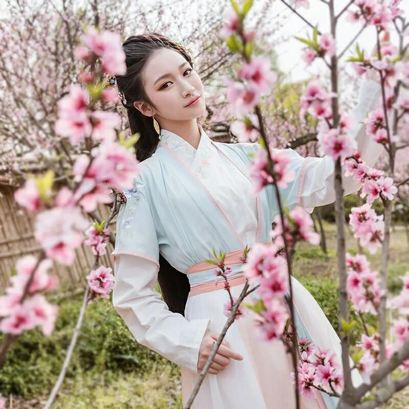 仙女縹緲漢服，且看韶華傾負