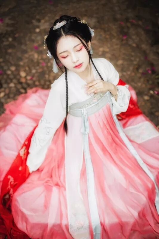 四款大明風(fēng)度的漢服圖片，且看漢服的端莊雅致