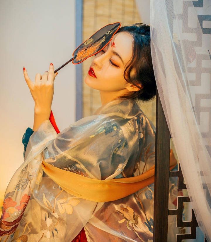 紅妝帶傘女生頭像，唯美古風(fēng)真人頭像