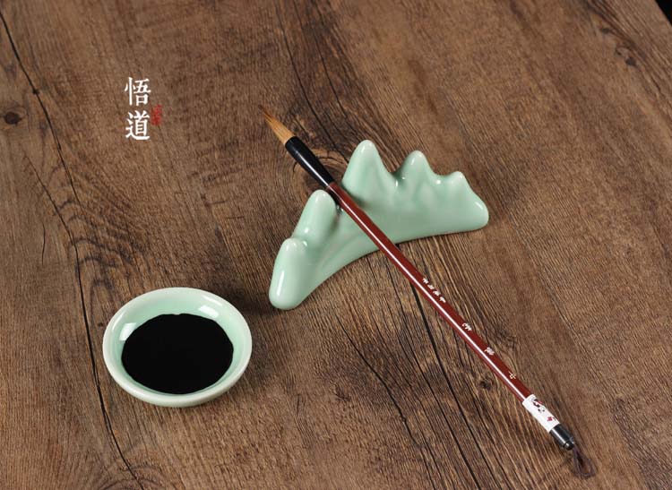 玉質(zhì)筆架，精美的山形筆擱