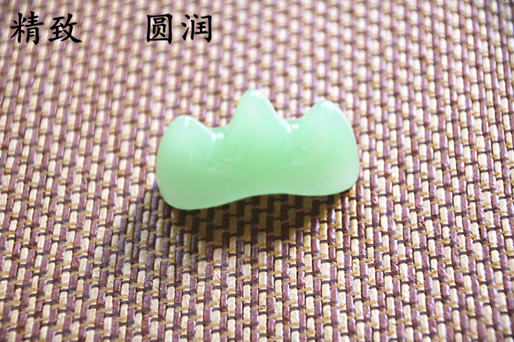 玉質(zhì)筆架，精美的山形筆擱