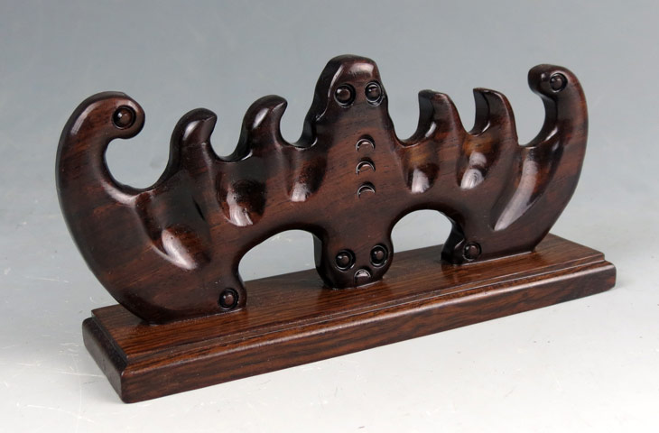 雞翅木精工細(xì)作，大蝙蝠筆架