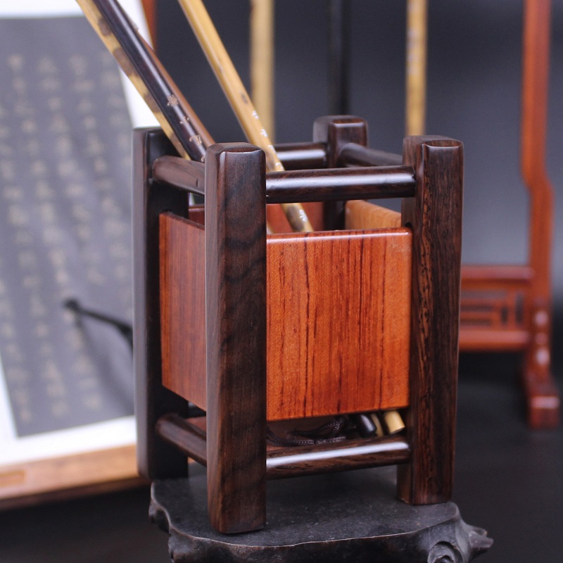 做工精良的黑檀木筆筒