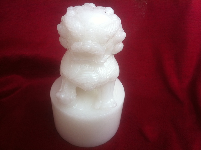 天然白玉，精雕玉獅