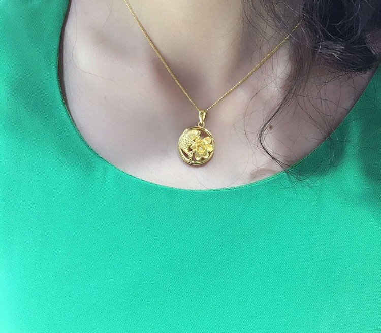 年年有余，鯉魚抱蓮花吊墜